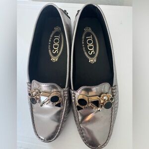 Tod's metallic embellished Gommino driving loafers 35